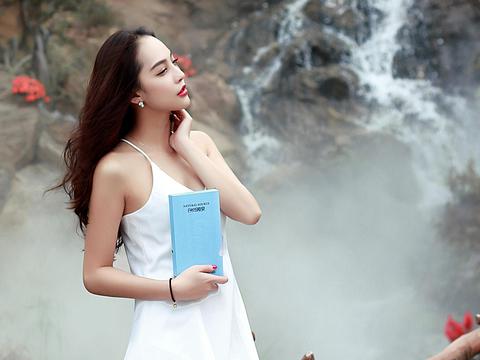 形容白草莓的优美句子(描写草莓的外形,颜色,味道的句子有哪些？)