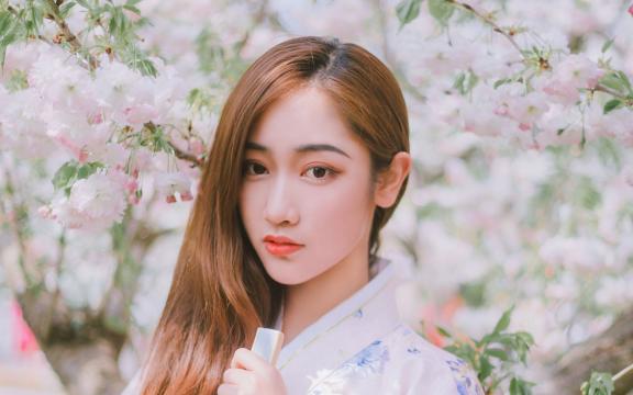 红花油的不可替代功效：缓解头痛和眼疲劳