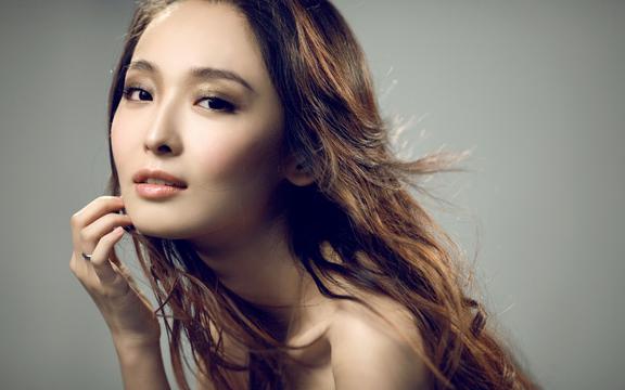 励志故事：面包树上的女人的坚强与成长之路。